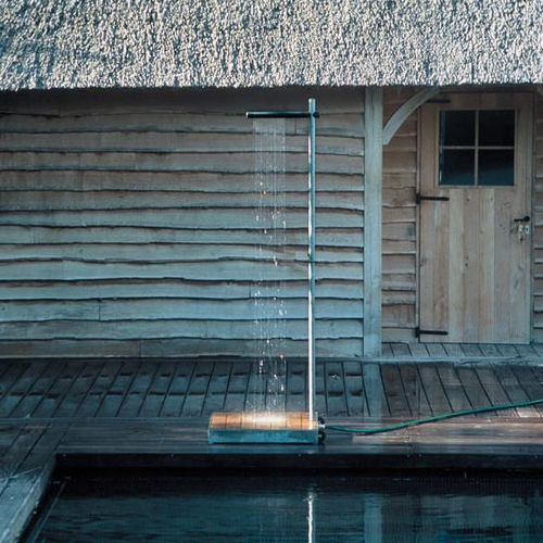 Douche de jardin de piscine - CASCADE - TRADEWINDS atelier - en acier galvanisé / en bois / en nylon