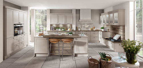 Cuisine classique - CHALET 881 - nobilia - en bois / avec îlot / en L