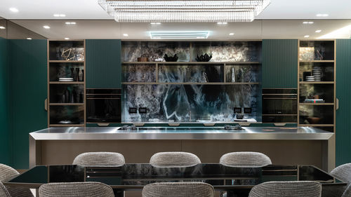 Cuisine contemporaine - 202302 - TM Italia - en bois laqué / en verre / en inox