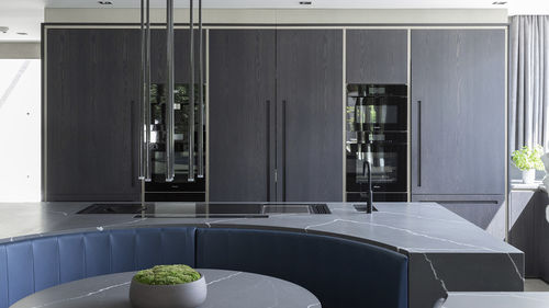 Cuisine contemporaine - 202208 - TM Italia - en chêne / en quartz / en cuir