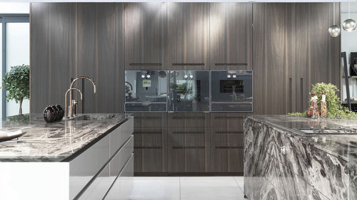 Cuisine contemporaine - 202209 - TM Italia - en chêne / en pierre / en marbre