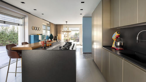 Cuisine contemporaine - 202207 - TM Italia - en MDF laqué / en grès / avec îlot