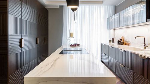 Cuisine contemporaine - 202103 - TM Italia - en MDF laqué / en grès / avec îlot