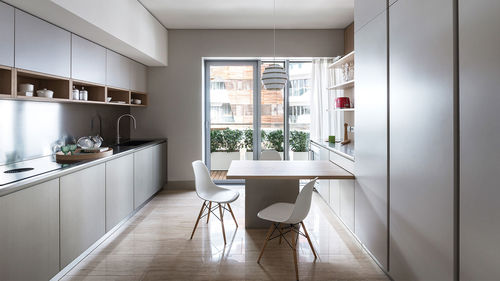 Cuisine contemporaine - 202002 - TM Italia - en chêne / en bois laqué / en inox