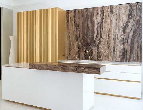 Cuisine contemporaine - 201906 - TM Italia - en bois laqué / en marbre / avec îlot