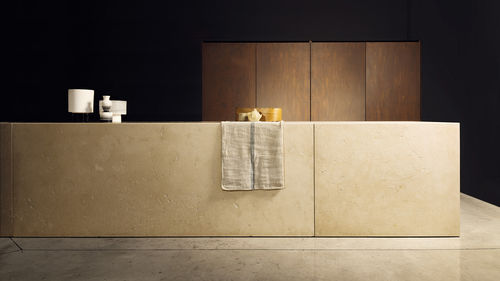 Cuisine contemporaine - PETRA - TM Italia - en pierre / en travertin / en acier COR-TEN®