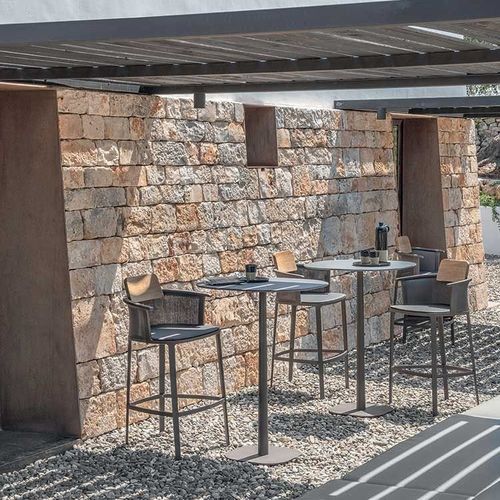 Table mange-debout contemporaine - Enjoy - Ethimo - en teck / en aluminium / en céramique