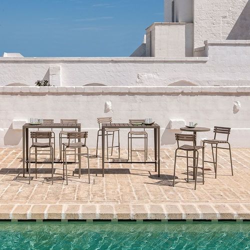 Table mange-debout contemporaine - Laren - Ethimo - en teck / en métal / avec piètement en métal