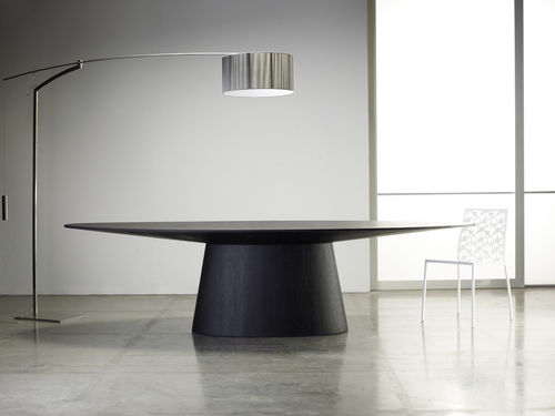 Table contemporaine - SULLIVAN - MODLOFT - en bois / ovale