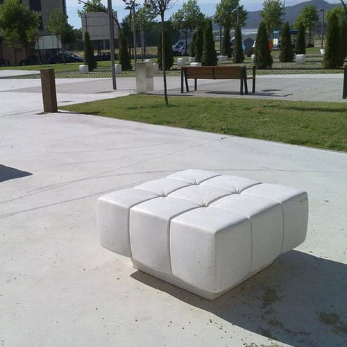 Banc public contemporain - SOFT SEAT - URBASTYLE - en béton