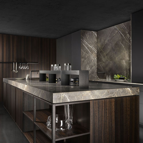 Cuisine contemporaine - KUADRA - Key cucine - en eucalyptus / en marbre / en laiton