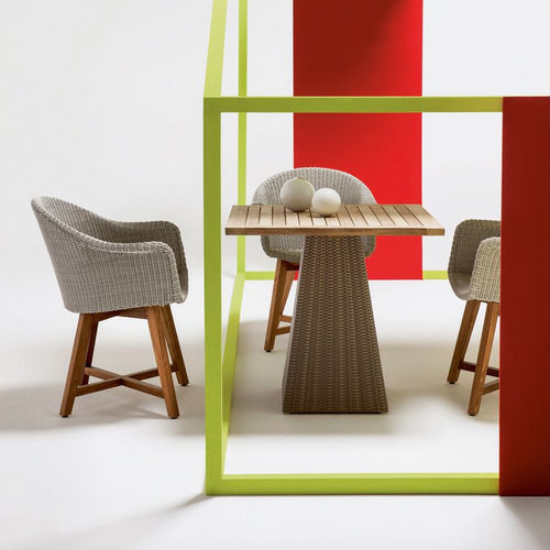 Table à manger contemporaine - Gipsy - Il Giardino di Legno - en teck / avec piètement en rotin / carrée