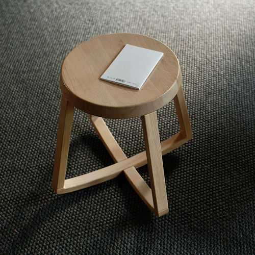 Tabouret contemporain - MONARCHY - Objekten - en chêne / en hêtre / avec piètement en chêne