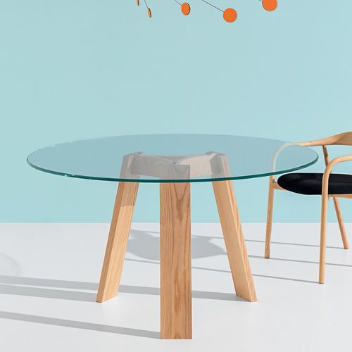 Table contemporaine - MAYA - DISCIPLINE - en verre / avec piètement en frêne / ronde