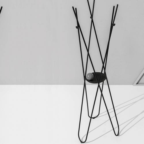 Porte-manteau sur pied - WDROBE - DISCIPLINE - contemporain / en métal / en laiton