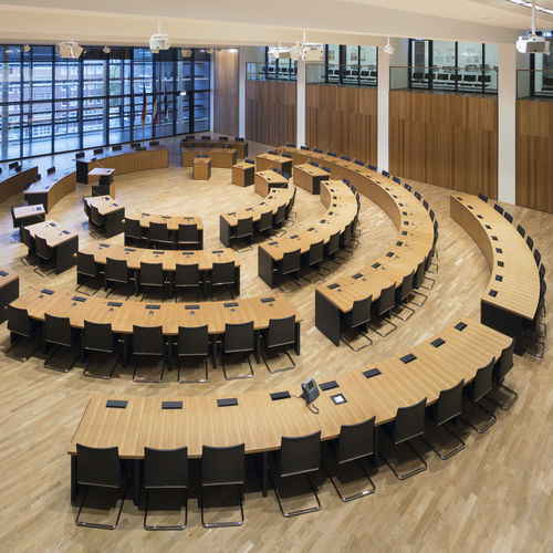 Table de conférence contemporaine - .INTRA - Spiegels - en bois / avec piètement en bois / courbée