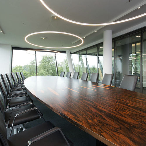 Table de conférence contemporaine - .UNIT 7 - Spiegels - en bois / avec piètement en MDF laqué / ovale