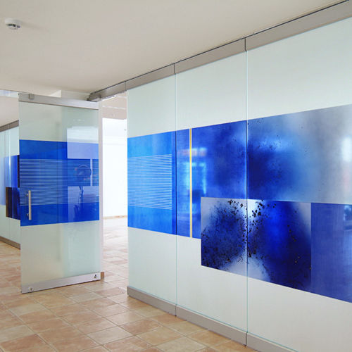 Cloison coulissante-empilable - VISIOLINE - Nuesing - en verre / professionnelle / sans montant vertical