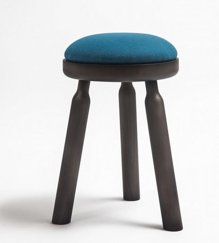 Tabouret contemporain - NINNA - ADENTRO - avec piètement en bois / 3 pieds / tapissé