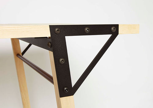 Table contemporaine - T1 - FRAMA - en bois / en acier