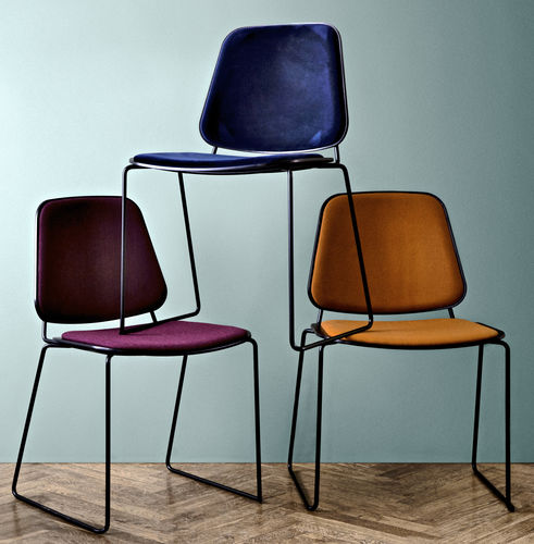 Chaise contemporaine - SKUDO - mobel copenhagen - d'intérieur / en tissu / avec piètement en métal