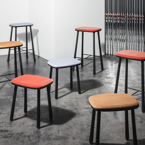 Tabouret contemporain - CUBA - mobel copenhagen - en cuir / avec piètement en bois / tapissé