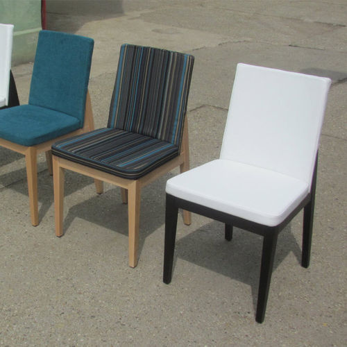 Chaise contemporaine - AMALIA - KODRETA furniture, s.r.o. - d'intérieur / en tissu / avec piètement en hêtre
