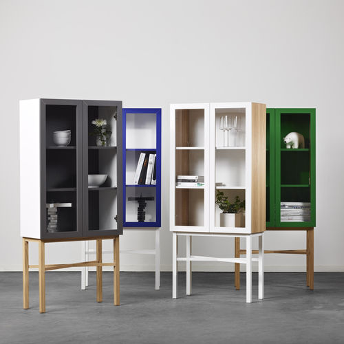 Vitrine contemporaine - A 2 designers - en verre / en chêne