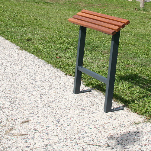 Banc public assis-debout - TIMÉO - ACCENTURBA - contemporain / en chêne / en acier thermolaqué