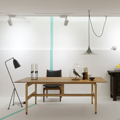 Bureau design scandinave - KAUFMANN - House of Finn Juhl – Onecollection - en chêne / en noyer / 4 pieds