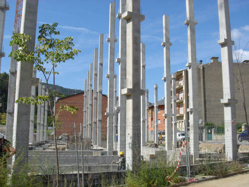 Poteau préfabriqué en béton armé - Pujol