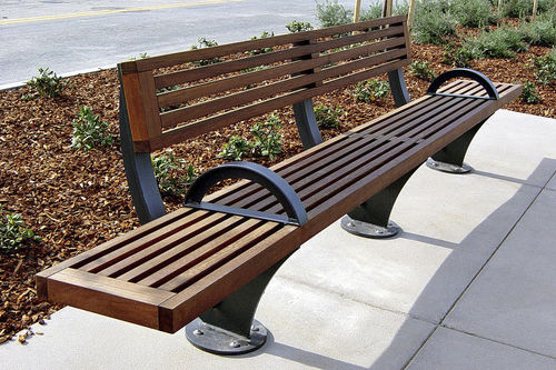 Banc public contemporain - PACIFICA - FORMS+SURFACES - en bois de feuillus / en acier / avec dossier