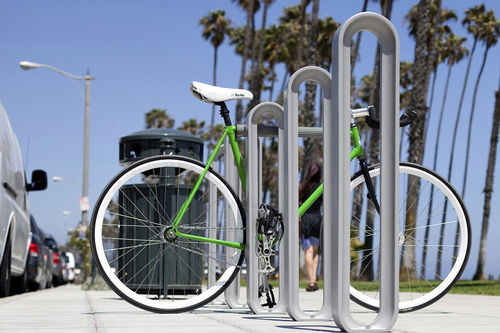Range-vélo au sol - OLYMPIA - FORMS+SURFACES - pour espace public / en fonte d'aluminium / professionnel