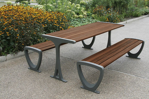 Ensemble table et bancs contemporain - TRIO - FORMS+SURFACES - en ipé / en aluminium / d'extérieur