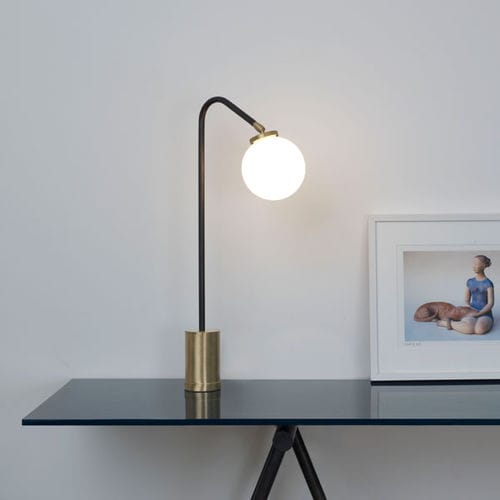 Lampe de table - ARRAY - cto lighting - en laiton / en verre opalescent / contemporaine
