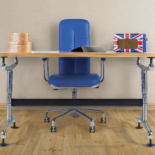 Chaise de bureau contemporaine - Zoeftig - d'intérieur / en cuir / avec piètement en aluminium