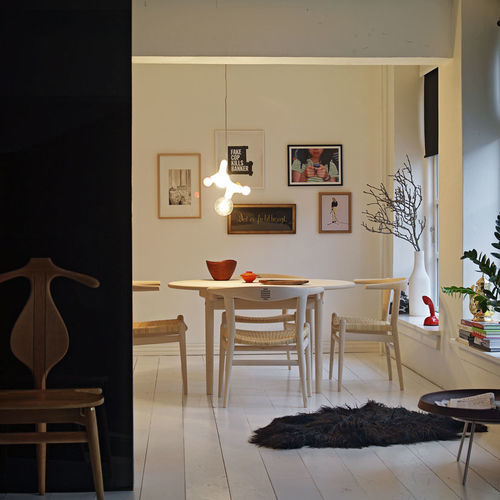 Table contemporaine - pp70  - PP MØBLER - en bois massif / avec piètement en bois / ronde