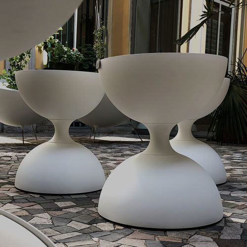Tabouret contemporain - Glos - Ak47 Design - en grès cérame / avec piètement en acier à revêtement par poudre / piètement central