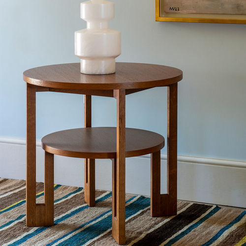 Table d'appoint contemporaine - DROXFORD  - VAUGHAN - en chêne / avec piètement en plaqué bois / circulaire