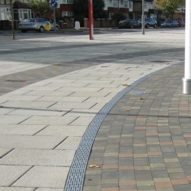 Caniveau à grille - RADIUS CHANNEL - ACO Building Drainage - en acier inox / pour espace public / pour bâtiment tertiaire