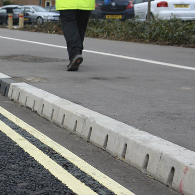 Bordure pour trottoir - Splay KerbDrain D - ACO Building Drainage - de caniveau / en béton / en pierre