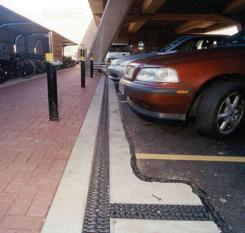 Caniveau à grille - DECKLINE 125 - ACO Building Drainage - en béton / grille en acier galvanisé / pour parking
