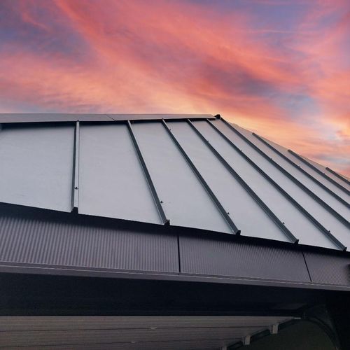 Panneau sandwich isolant pour toiture pente - JI Vieo Roof 1050 - Joris Ide - face en acier galvanisé / âme en polyisocyanurate PIR / ignifuge