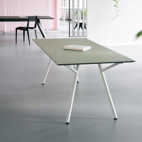 Table contemporaine - EGON - MYKILOS - en HPL / en linoléum / avec piètement en acier