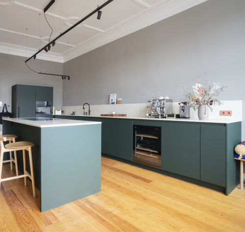 Cuisine contemporaine - KL - MYKILOS - en bois / avec îlot / en L