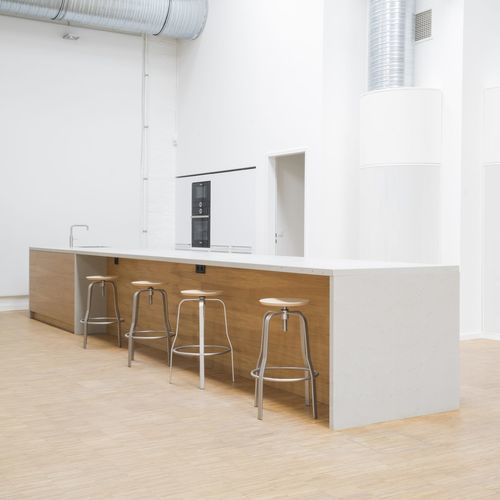 Cuisine contemporaine - BWI - MYKILOS - en bois / en frêne / en béton