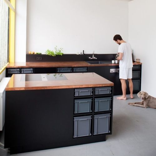 Cuisine contemporaine - STUDIO 13 - MYKILOS - en bois / avec îlot / de taille moyenne