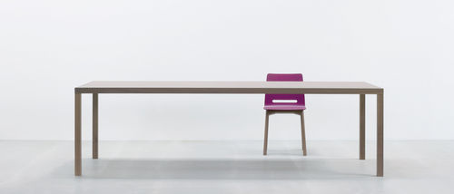 Table contemporaine - TC4 - HUSSL - en bois / carrée / rectangulaire