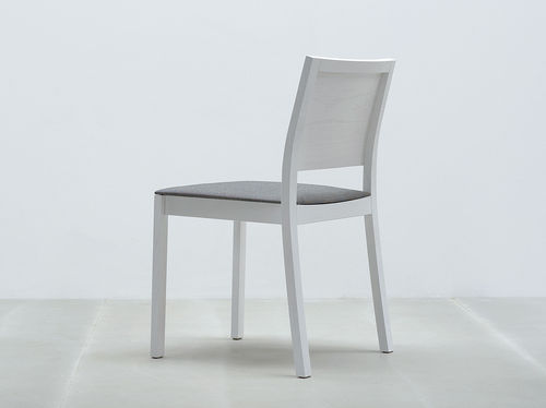 Chaise contemporaine - ST4N - HUSSL - en bois / empilable / professionnelle