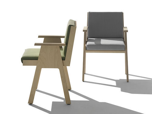 Chaise contemporaine - MANGIAROTTI : CLUB44 - Agapecasa - en bois / tapissée / résidentielle